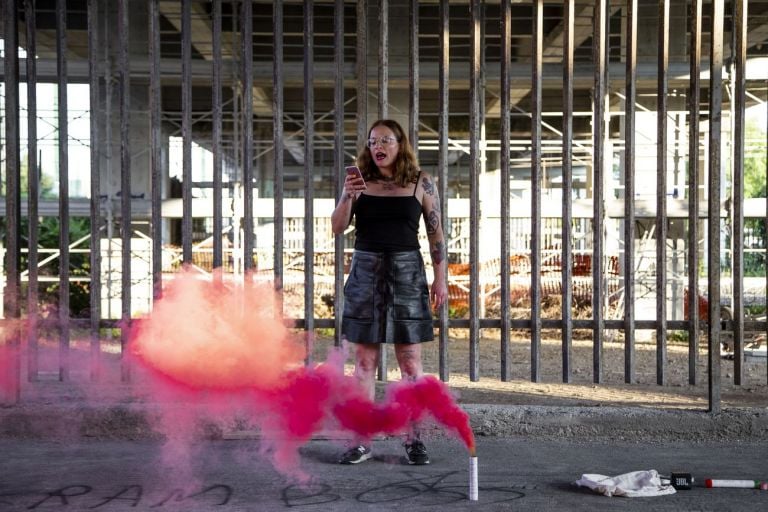 Giulia Crispiani, Ossesso, 2020. Veduta della performance presso Il Colorificio, Milano. Courtesy l’artista e Il Colorificio, Milano. Photo Claudio Giordano