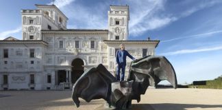 Johan Creten, De Vleermuis, 2014 19, bronzo patinato, cm 385x230x240. Installation view con l'artista at Villa Medici, Roma 2021