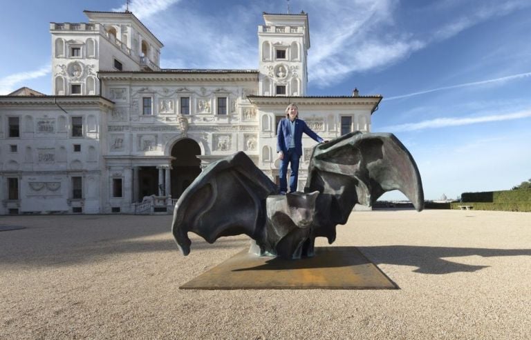 Johan Creten, De Vleermuis, 2014 19, bronzo patinato, cm 385x230x240. Installation view con l'artista at Villa Medici, Roma 2021