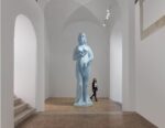 Johan Creten, De Vleermuis, The Herring, 2018, resina dipinta, cm 505x120x100. Installation view at Villa Medici, Roma 2021