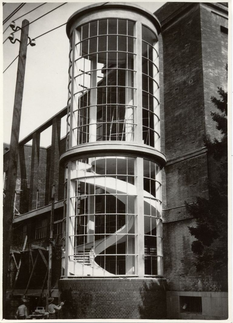 La scala elicoidale sul fronte nord del Palazzo dell'Arte durante i lavori di costruzione. Photo Argo. Courtesy © Triennale Milano Archivi