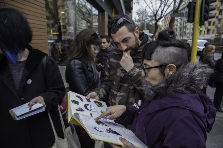 L’album di famiglia di IAQOS, usato per spiegare alle persone del quartiere l’arrivo dell’IA, inizia con le foto del fratello maggiore Angel_F, Torpignattara, 2019