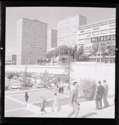 Le Torri Ligini viste dalla vicina stazione della metropolitana EUR Fermi nel 1967. Photo Archivio Paolo Monti
