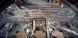 L'interno del modulo di comando della navicella spaziale Columbia
