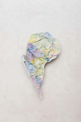 Lulù Nuti, Leftover III (fiore), 2020, gesso, pigmenti, legno, metallo. Photo Eleonora Cerri Pecorella