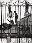 MARIO DE BIASI, Cancellata del portico del Duomo di Sassari, Sardegna, 1955 © Archivio Mario De Biasi / courtesy Admira, Milano