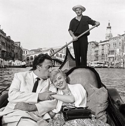 MARIO DE BIASI, Fellini e Masina, Venezia, 1955 © Archivio Mario De Biasi / courtesy Admira, Milano