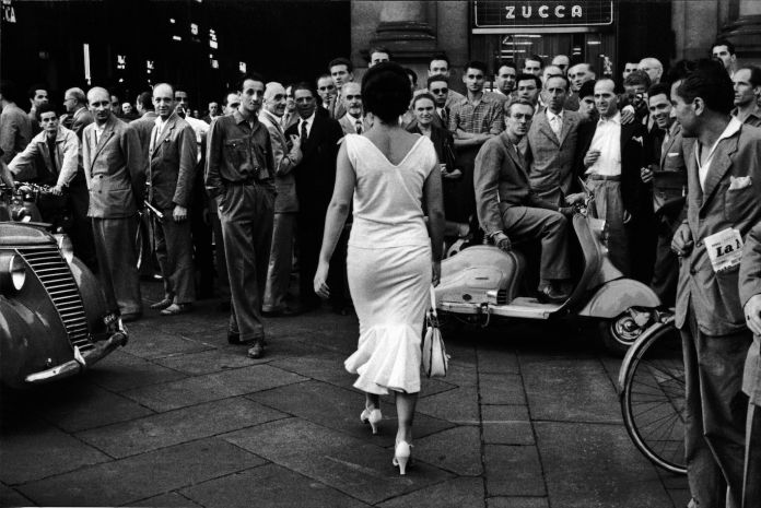 MARIO DE BIASI, Gli italiani si voltano, Milano, 1954 © Archivio Mario De Biasi / courtesy Admira, Milano