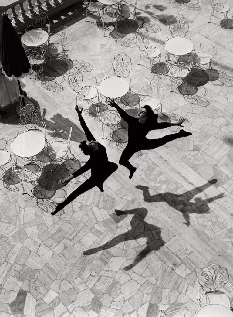 MARIO DE BIASI, Il balletto, Rimini, 1953 © Archivio Mario De Biasi / courtesy Admira, Milano