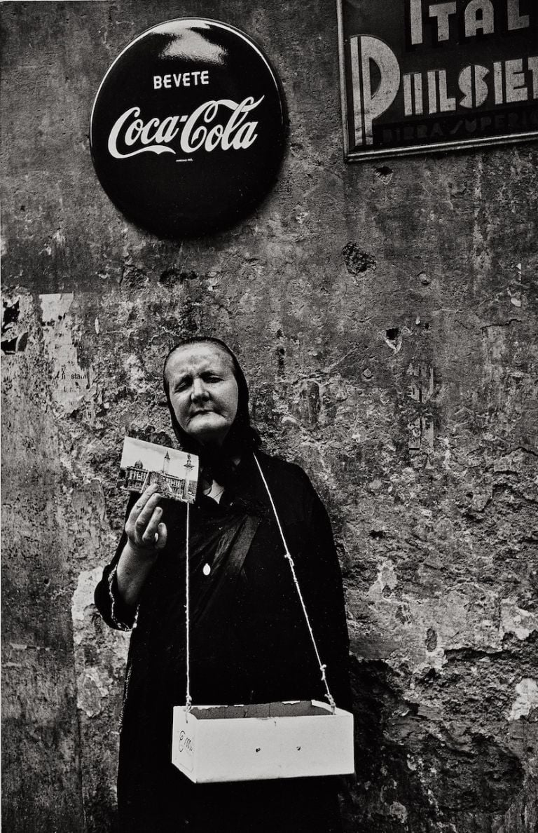 MARIO DE BIASI, La cieca di Trastevere, Roma, 1947 © Archivio Mario De Biasi / courtesy Admira, Milano