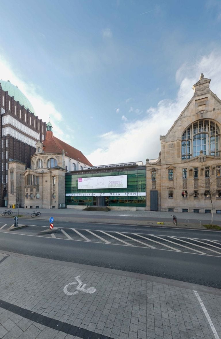 Marcello Maloberti Publikum Kestner Gesellschaft Facade Foto Thomas Ganzenmüller