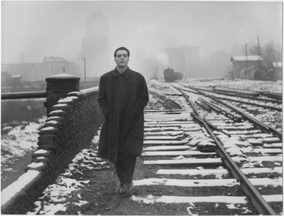 Milano, 1958. Guido Strazza nei pressi della stazione di Porta Nuova. Stampa alla gelatina ai sali d’argento, cm 30x39,5