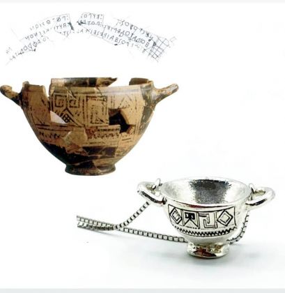 Nymphè, Ciondolo in argento ispirato alla Coppa di Nestore (730 a.C.) e lamina incisa con l’iscrizione in greco, tradotta anche in italiano, presente sul reperto. Tecnica della fusione a cera persa e laser
