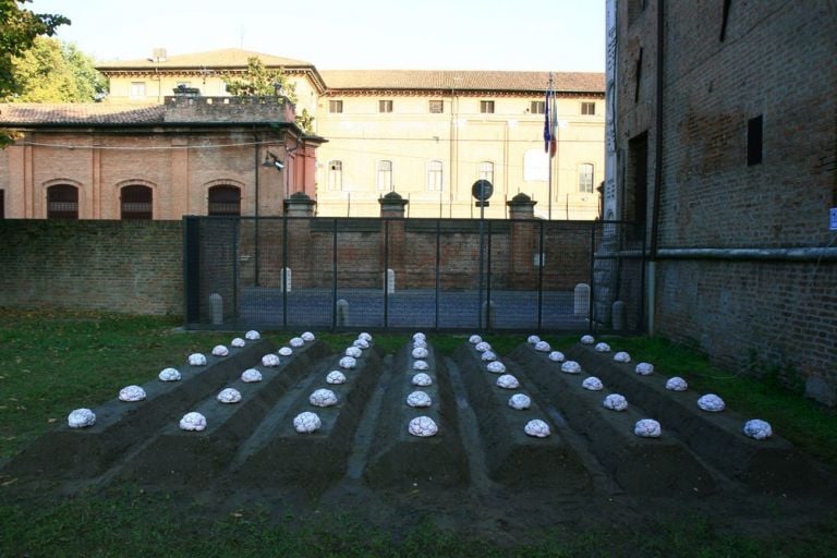 Pierpaolo Curti, Coltivazione, 2001, 49 cavolfiori resinati, terra, 5x5 m