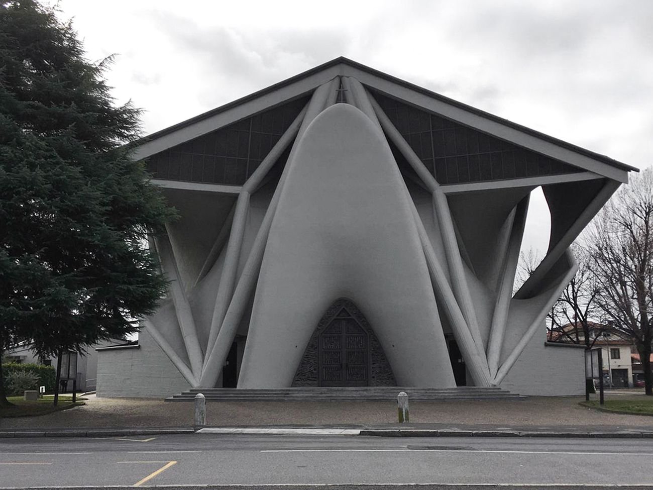 Pino Pizzigoni. Chiesa di Longuelo, ingresso principale. Foto Federica Andrea Barbagli