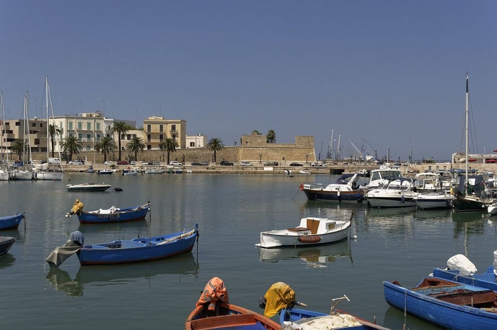 Una gigantesca statua museo di San Nicola sul porto di Bari: esce il bando per la realizzazione