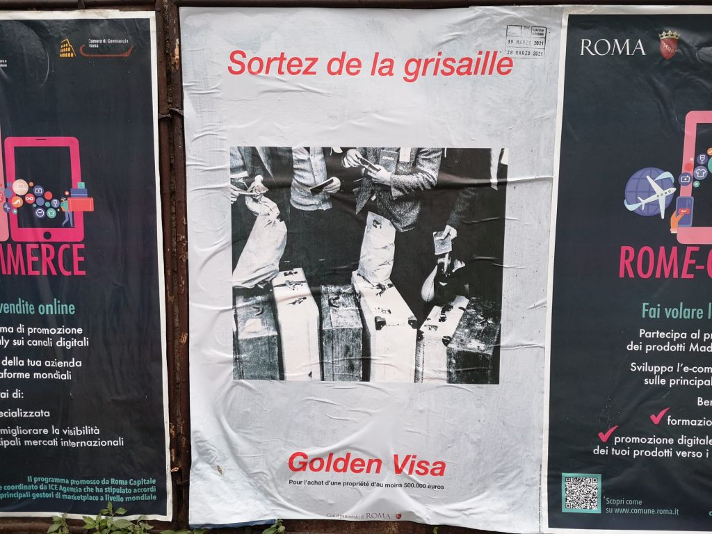 Golden Visa. I manifesti dell’artista Rogelio López Cuenca invadono Roma