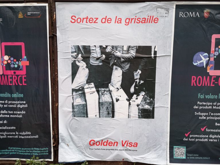 Rogelio López Cuenca GoldenVisa, 2018 In collaborazione con Elo Vega. 10 manifesti (part.) Collezione degli artisti