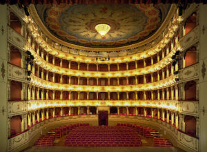 Teatri aperti per tamponi, priorità a vaccinazione degli artisti: il “modello cultura” di Pesaro