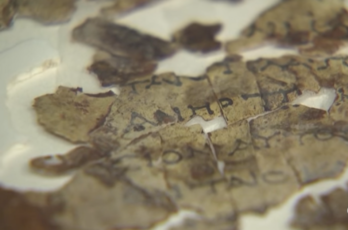 Un frammento delle pergamene ritrovate nella Grotta dell'Orrore in Israele