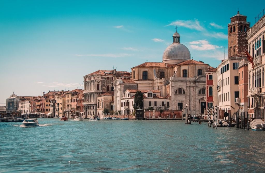 Venezia: lo stop alle grandi navi diventa legge. Dovranno transitare fuori dalla laguna