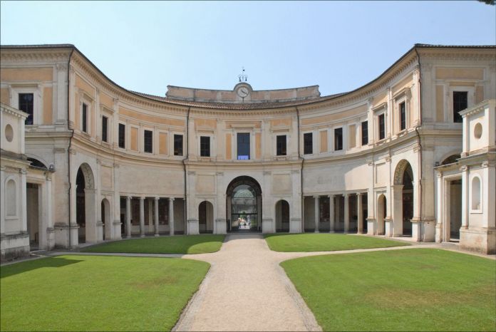 Villa Giulia, Roma. Veduta del primo cortile del Casino. Photo via Wikipedia