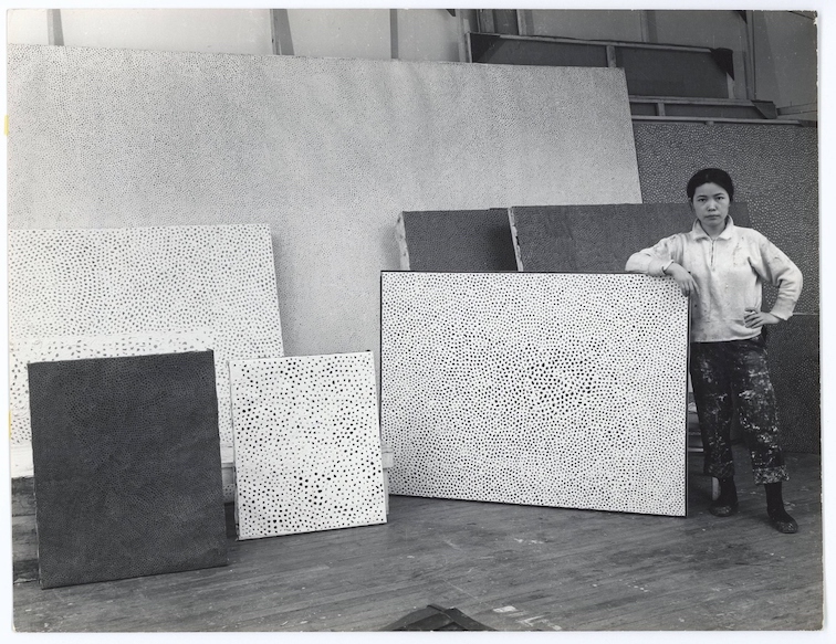 Yayoi Kusama in her studio in New York, c. 1960 © YAYOI KUSAMA, fonte profilo FB Gropius Bau