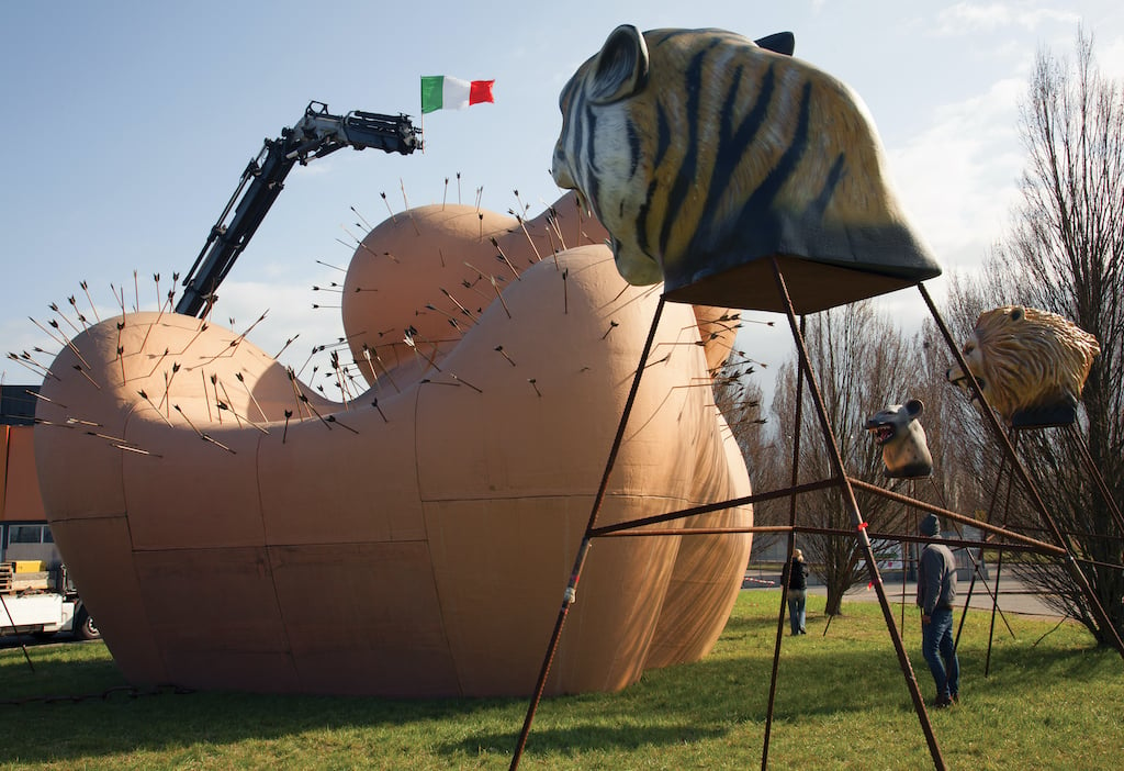 Ferrara omaggia le donne per l’8 marzo con la discussa opera di Gaetano Pesce. Intervista a Sgarbi