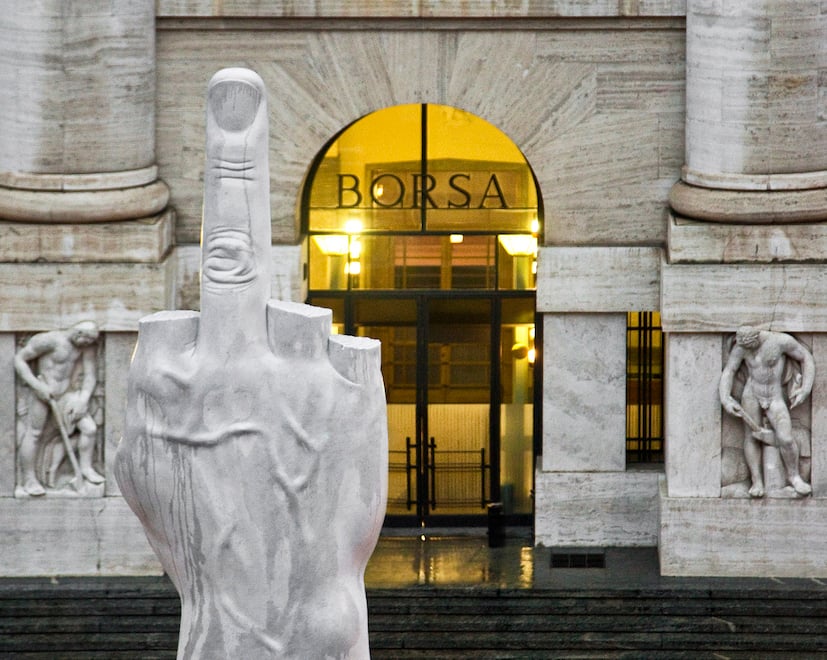 Maurizio Cattelan L.O.V.E, 2010 (particolare) Marmo di Carrara Figura: 470 x 220 x 72 cm; base: 630 x 470 x 470 cm Veduta dell’installazione, piazza Affari, Milano, 25 settembre 2010 - Courtesy Archivio Maurizio Cattelan Foto Zeno Zotti