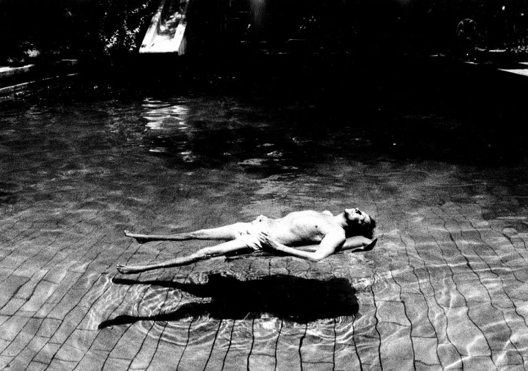 Gianfranco Gorgoni, Robert Rauschenberg Relaxing in Le Corbusier's Pool, Hamedabad, India 1975