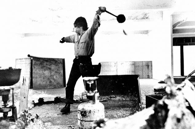 Gianfranco Gorgoni, Richard Serra working at Castelli warehouse in Harlem preparing a show for Leo, NYC 1970