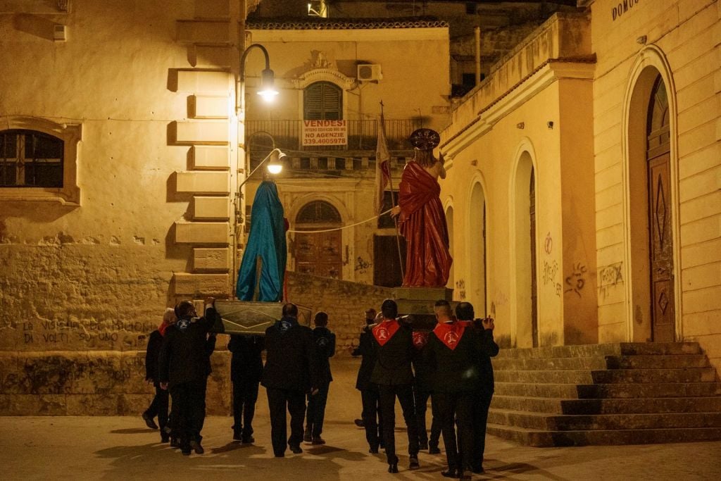 Seconda Pasqua in lockdown.Ma in Sicilia l’artista Adrian Paci trasforma un rituale in performance