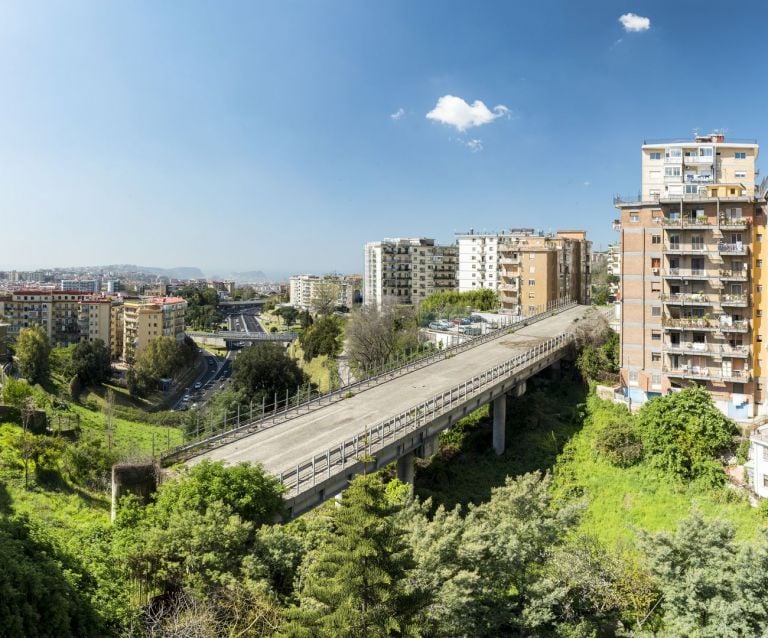 Alterazioni Video, Il ponte di Via San Giacomo dei Capri, Napoli