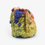 Brian Rochefort, Fiery Dawn, 2020, ceramica, smalto, frammenti di vetro, 55.8 × 50.8 × 55.8 cm. Courtesy Massimo De Carlo