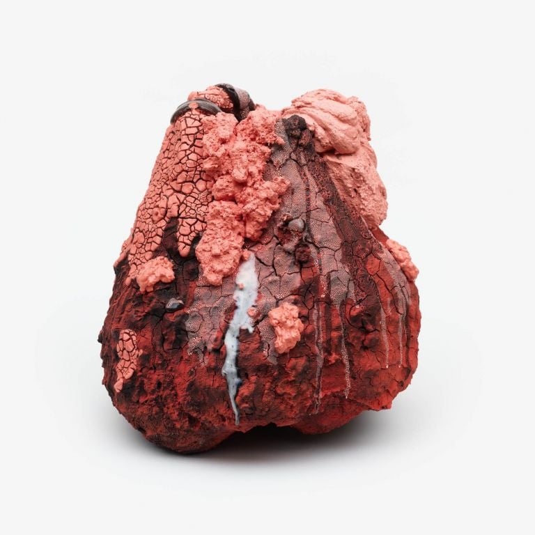 Brian Rochefort, Inferno, 2020, ceramica, smalto, frammenti di vetro, 50.8 × 50.8 × 53.4 cm. Courtesy Massimo De Carlo