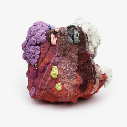 Brian Rochefort, Rocksteady, 2020, ceramica, smalto, frammenti di vetro, 61 × 58.4 × 53.4 cm. Courtesy Massimo De Carlo