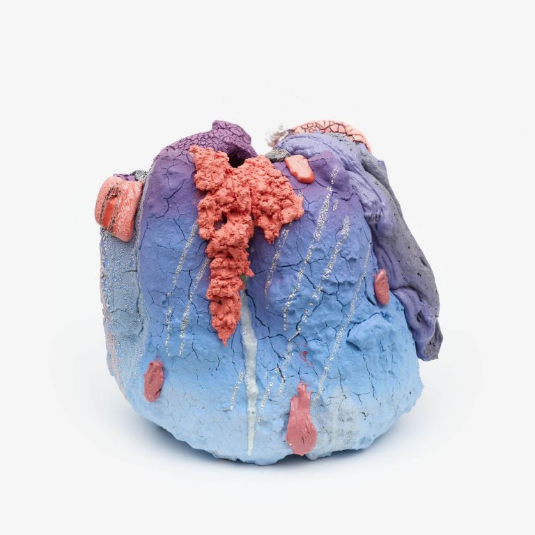 Brian Rochefort, Stellar Gem, 2020, ceramica, smalto, frammenti di vetro, 55.8 × 50.8 × 48.3 cm. Courtesy Massimo De Carlo