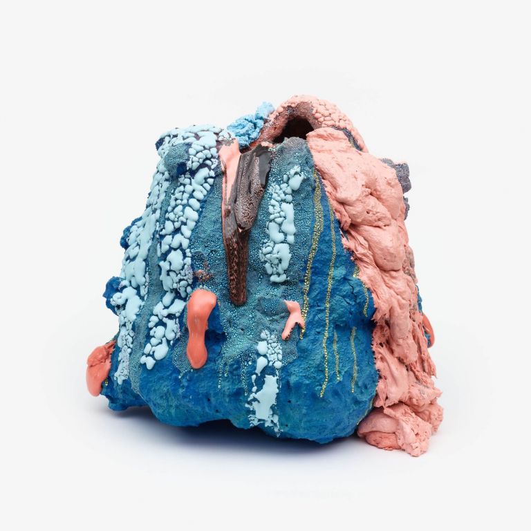 Brian Rochefort, Supervolcano, 2020, ceramica, smalto, frammenti di vetro, 53.4 × 50.8 × 50.8 cm. Courtesy Massimo De Carlo