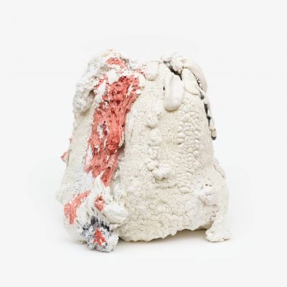 Brian Rochefort, White Dwarf, 2020, ceramica, smalto, frammenti di vetro, 55.8 × 53.4 × 50.8 cm. Courtesy Massimo De Carlo