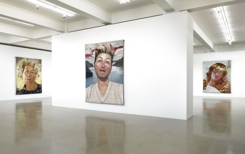 I post di Instagram diventano opere tessili nella mostra di Cindy Sherman a Los Angeles