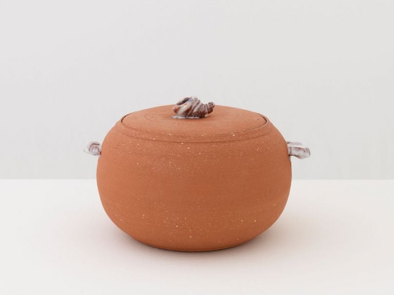 Christian Holstad, Beanpot (Cornucopia), 2015, glazed terracotta with mica, 15 x 21.5 x 14.5 cm © Christian Holstad. Courtesy the artist, Massimo De Carlo & Victoria Miro