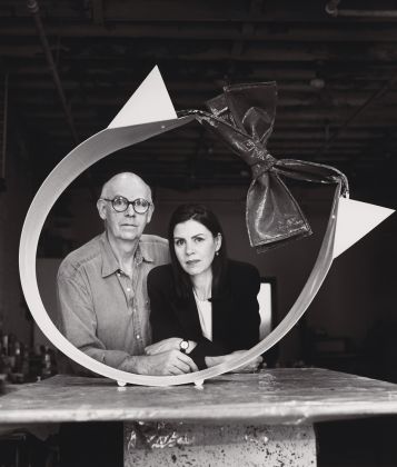 Claes Oldenburg and Coosje van Bruggen in their studio with “Standing Collar with Bow Tie” (1992), 1992. Photo by Jesse Frohman, courtesy Trunk Archive