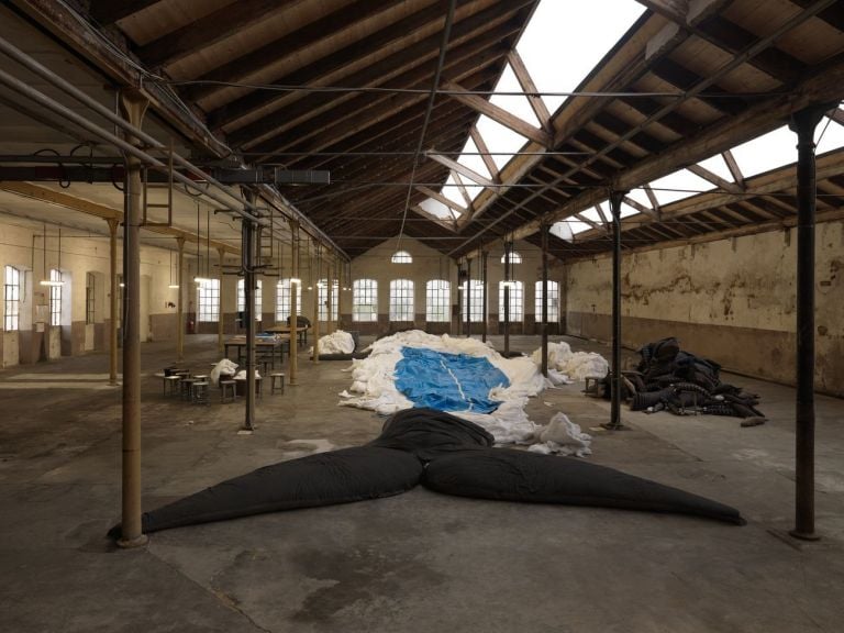 Claudia Losi, 10 a.m., foto della performance di 24 ore “Les Funérailles de la Baleine” scattate da Dario Lasagni, una per ogni ora. Fondo Bruno, Cossila San Giovanni, 2010