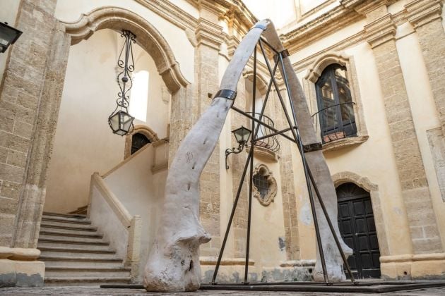Claudia Losi, Whalebone Arch, Palazzo Ducale, Presicce, 2020. Photo Pierpaolo Luca