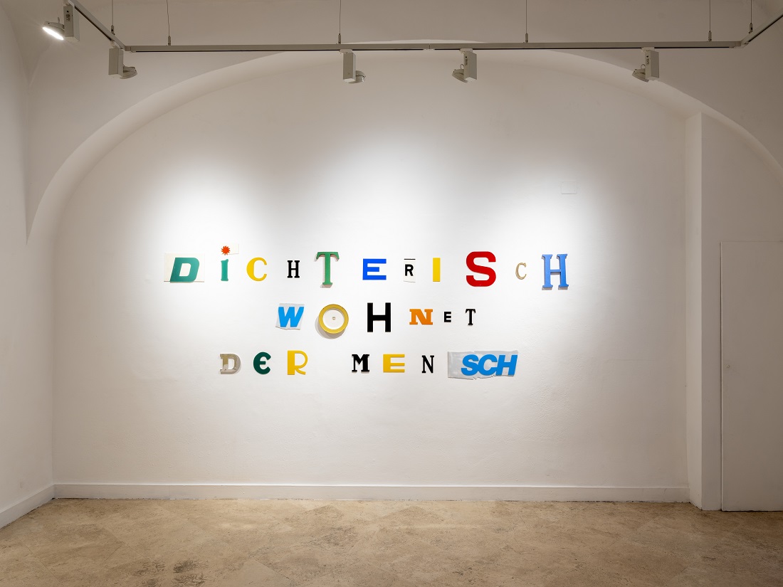 Dichterisch,1994 Installazione a parete Plastica, sughero, ceramica. 24 pezzi, dimensioni variabili Collezione dell’artista Foto di Juan Baraja. 