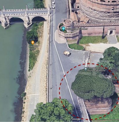 Fotografia aerea da Google Maps con cerchiata una delle due punte dei bastioni di Castel Sant'Angelo mutilate dai muraglioni