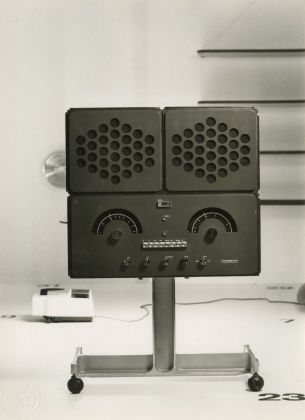 Giorgio Casali, Radiofonografo Stereofonico, produzione Brion Vega, 1965. Fotografia del radiofonografo progettato da Achille e Pier Giacomo Castiglioni