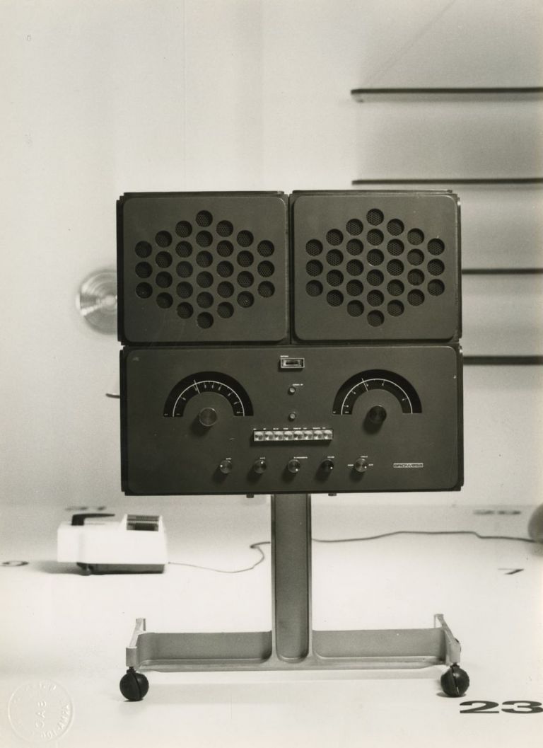 Giorgio Casali, Radiofonografo Stereofonico, produzione Brion Vega, 1965. Fotografia del radiofonografo progettato da Achille e Pier Giacomo Castiglioni