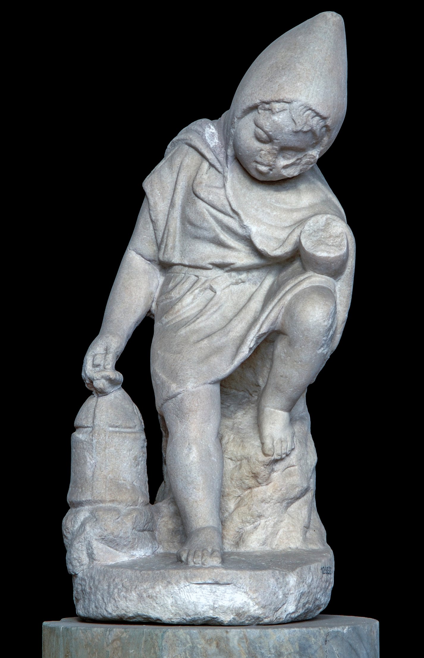 Marble statue of a lanternarius or lantern-bearer, found in Italy, 1st–2nd century AD. With permission of the Ministero della Cultura ̶ Museo Nazionale Romano.