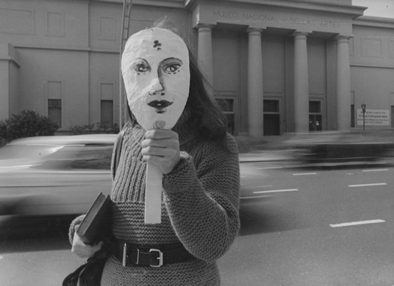 Liliana Maresca, dalla serie Liliana Maresca frente al Museo Nacional de Bellas Artes, Buenos Aires, 1984. Photo Marcos López
